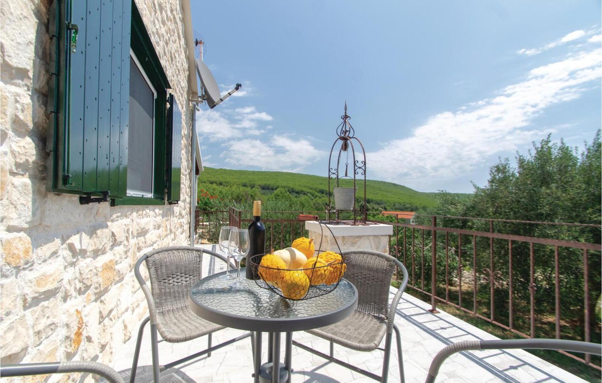 Awesome Home In Smokvica With Kitchen ภายนอก รูปภาพ