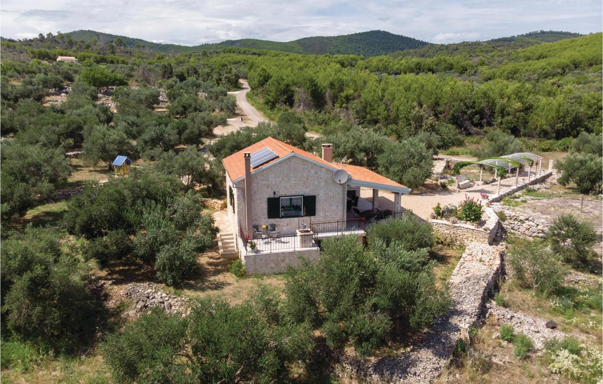 Awesome Home In Smokvica With Kitchen ภายนอก รูปภาพ