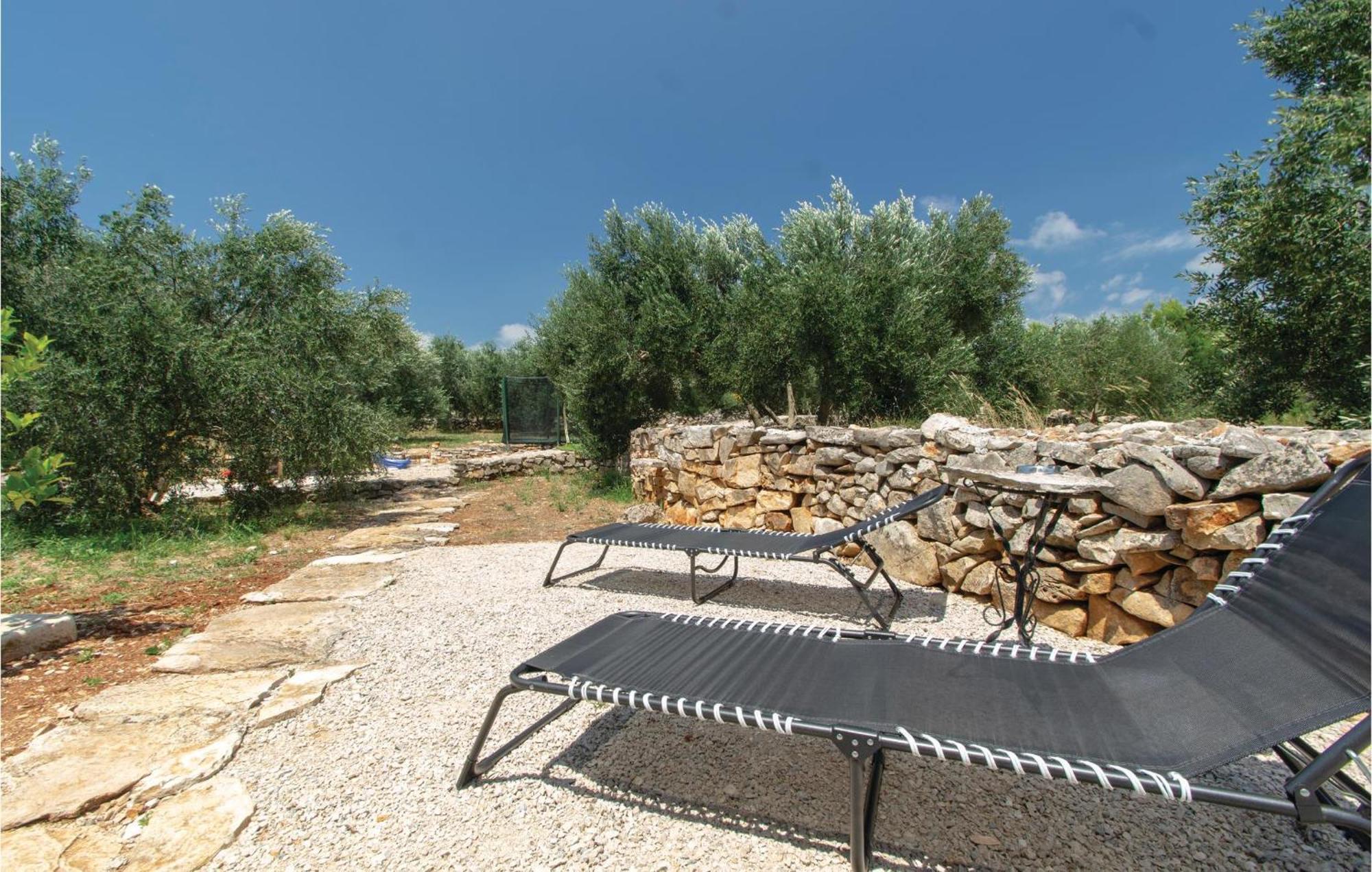 Awesome Home In Smokvica With Kitchen ภายนอก รูปภาพ